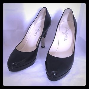 Chanel black leather pumps patent captoe sz 39.5